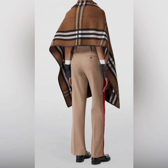 Burberry shawl BrownPlaid Shawl cape
luxurious double-faced cashmere & wool - Picture 9 of 11